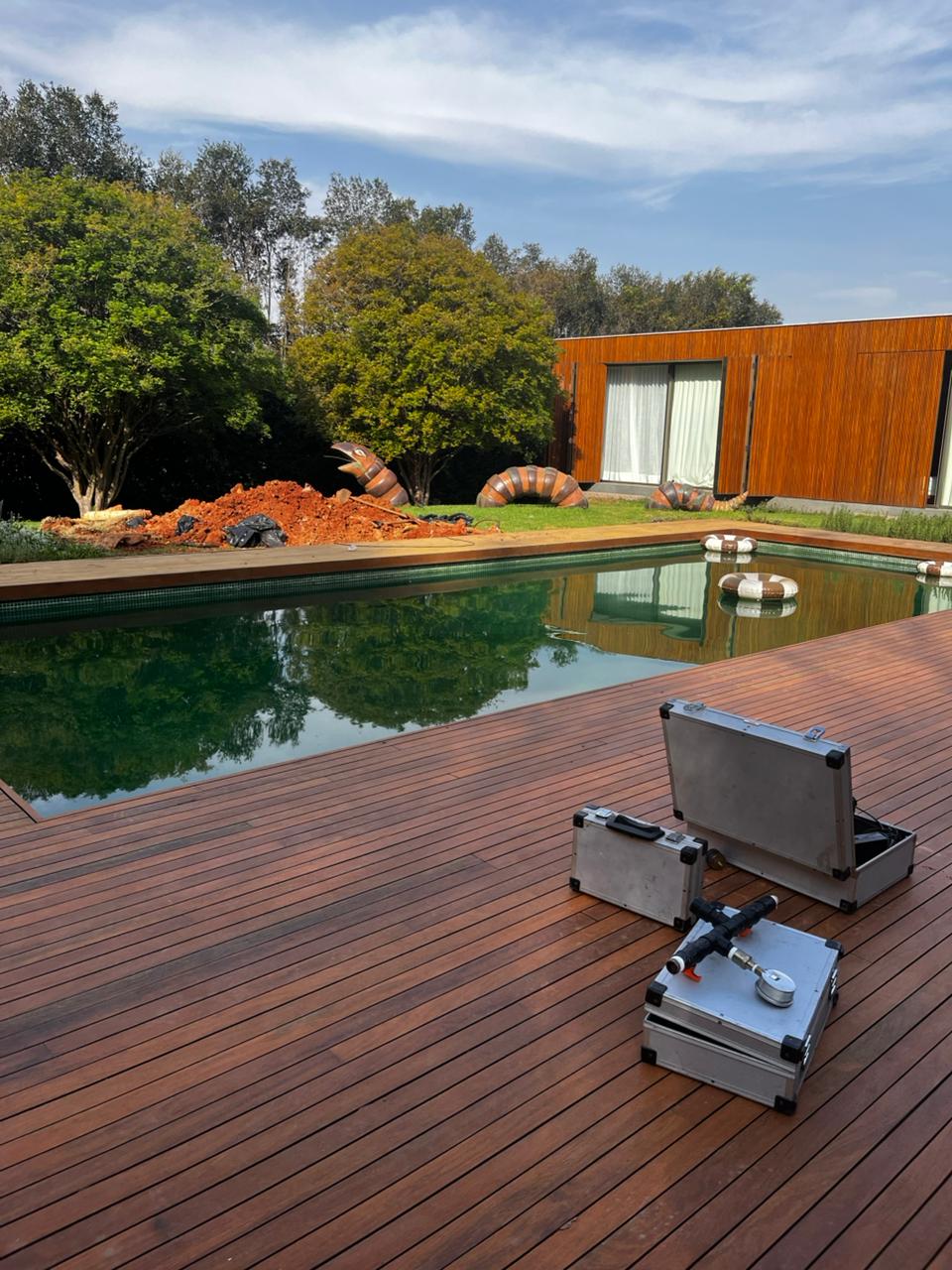 Área externa com piscina preservada após vistoria